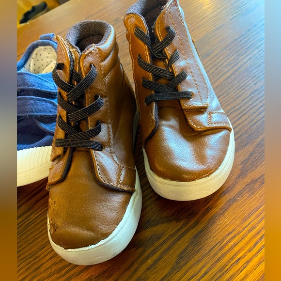 3 pairs boys sneakers/boots: 1 pair tan ankle boots & 2 navy canvas Cat & Jack - Picture 4 of 8